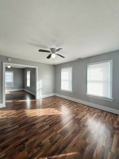 Main picture of 1911 Park Ave