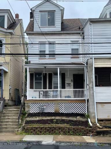 Main picture of 122 N 13th St