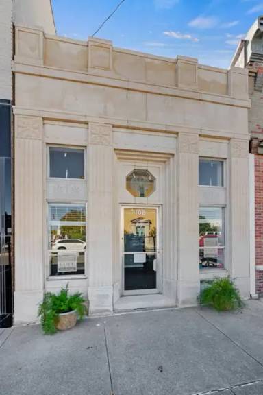 Main picture of 108 6th Ave W