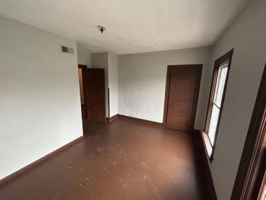 Main picture of 301 E Lincoln St