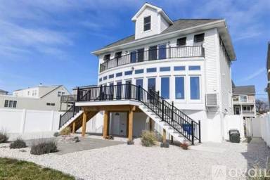 Main picture of 136 Lincoln Dr