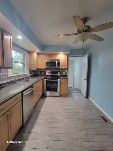 Main picture of 512 S Kings Point Rd