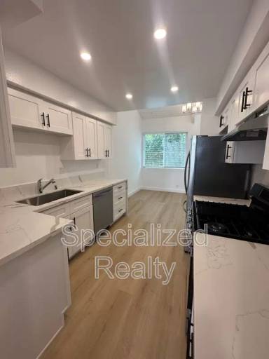 Main picture of 12325 Moorpark St