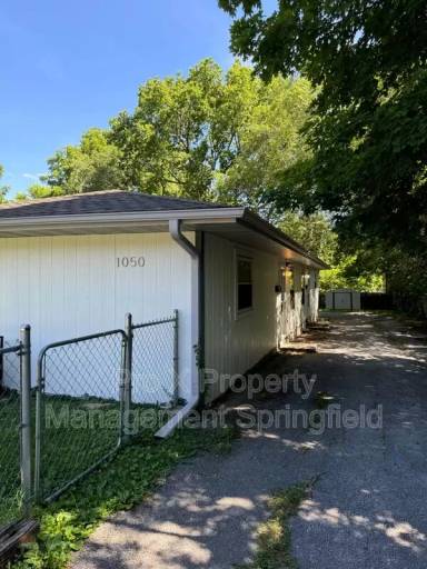Main picture of 1050 W Elm St