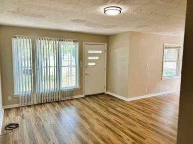Main picture of 2450 Greenvale Rd