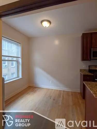 Main picture of 2102 W Ainslie St
