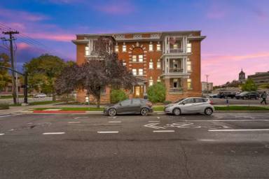 Main picture of 276 E Broadway