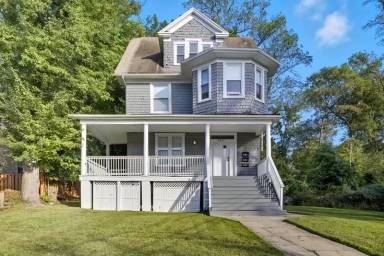 Main picture of 5821 Royal Oak Ave