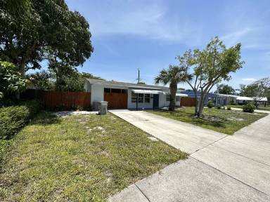 Main picture of 2550 NE 7th Ter