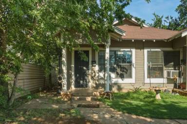 Main picture of 733 Victoria St
