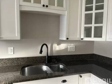 Main picture of 2225 Iron St