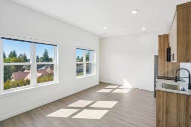Main picture of 2425 NE Alberta St