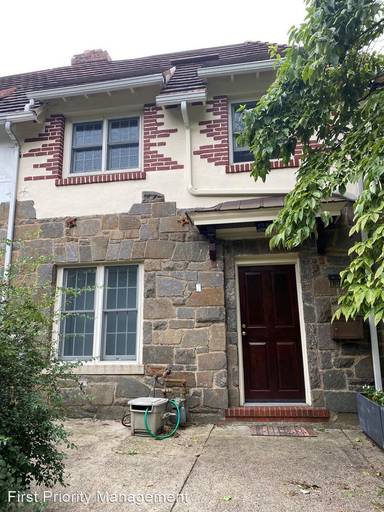 Main picture of 1804 Irving St NE