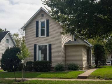 Main picture of 105 E Oak St