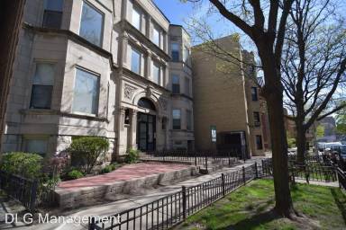Main picture of 652 W Roscoe St