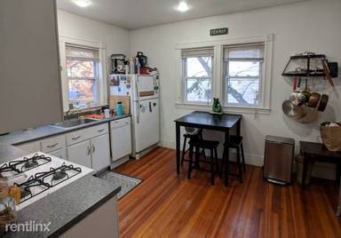 Main picture of 998 Broadway