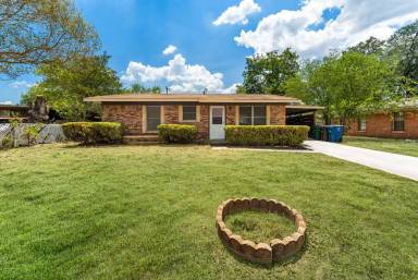 Main picture of 218 E Villaret Blvd