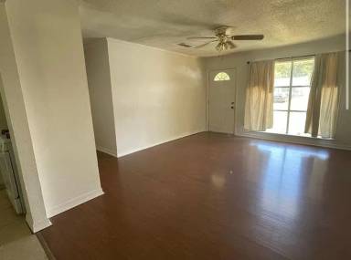 Main picture of 1805 Leslie St