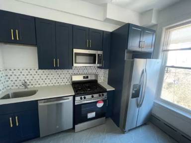 Main picture of 690 E 29th St