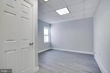 Main picture of 10 E Carroll St