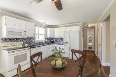 Main picture of 30 Beechwood Blvd