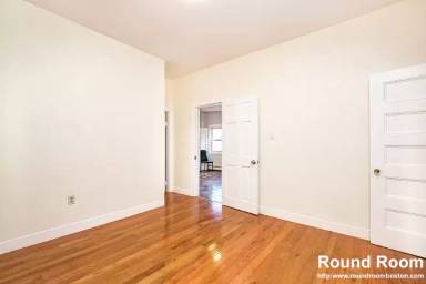 Main picture of 10 Moreland St