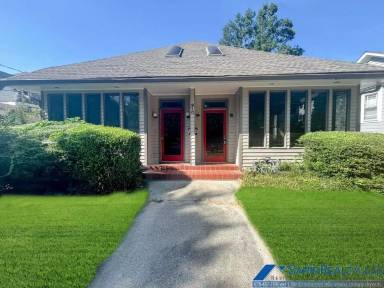 Main picture of 910 Greenwood Ave NE