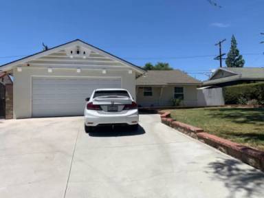Main picture of 2495 Lennox St