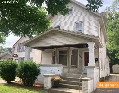 Main picture of 666 Lake Dr SE