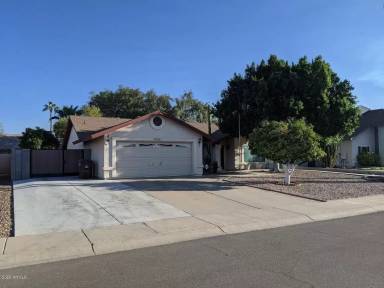 Main picture of 7958 W Surrey Ave