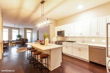 Main picture of 2050 N Clark St