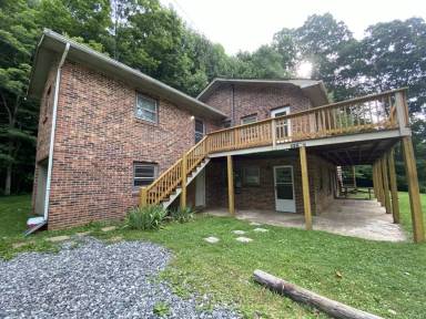 Main picture of 1910 Howards Creek Rd
