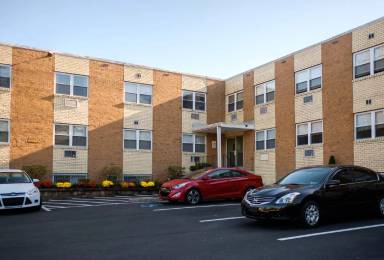 Main picture of 700 W Walnut Ln