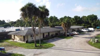 Main picture of 2000 N Tamiami Trl
