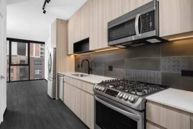 Main picture of 1313 W Randolph St