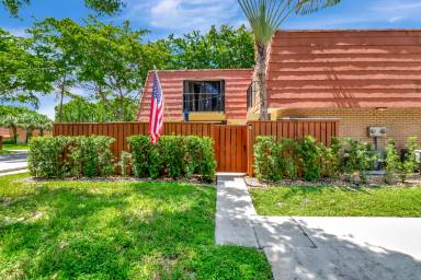 Main picture of 702 Buttonwood Ln