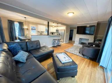 Main picture of 689 Gordon Rd