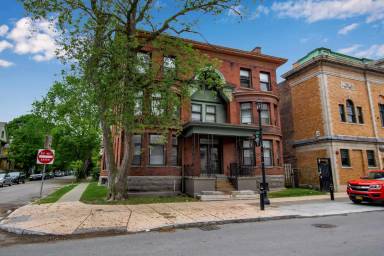 Main picture of 215 Allen St