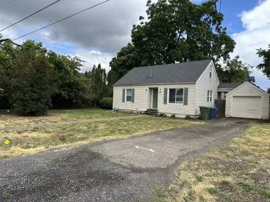 Main picture of 732 Bieber St NE