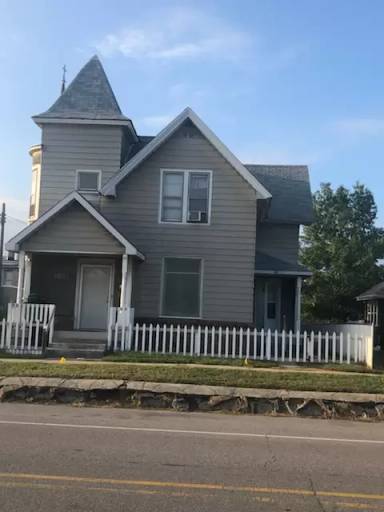 Main picture of 112 1/2 E 10th St