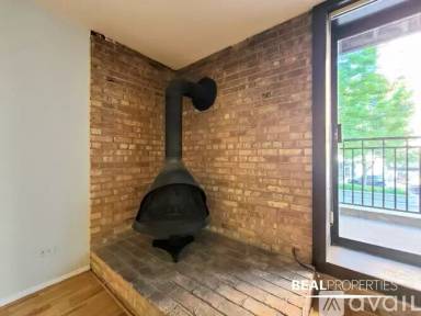 Main picture of 1220 N La Salle Dr