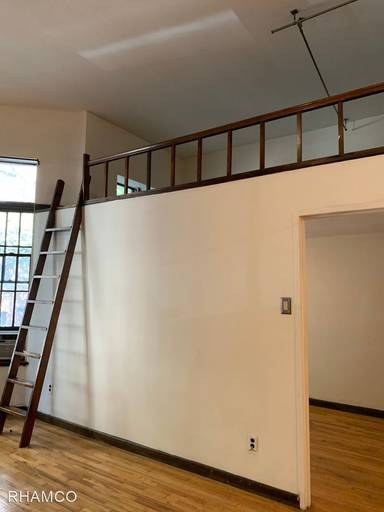 Main picture of 116 W 71st St