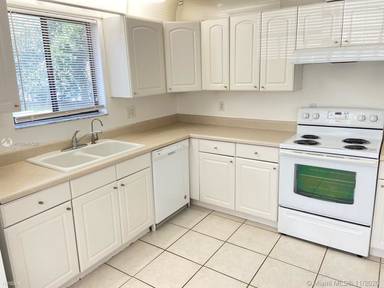 Main picture of 240 Lakeview Dr