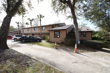 Main picture of 10 Village Dr