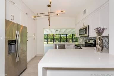 Main picture of 1905 Alamanda Dr