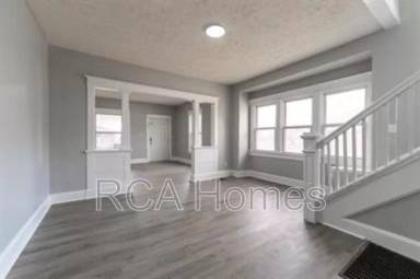 Main picture of 1035 N Parker Ave