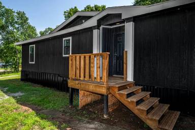 Main picture of 58 Divine Pl