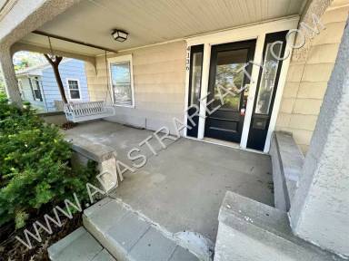 Main picture of 4136 Booth St