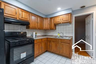 Main picture of 2439 W Armitage Ave