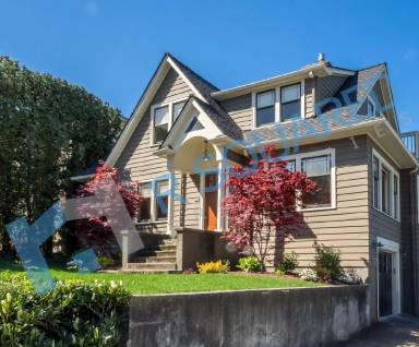 Main picture of 1939 1/2 10th Ave E